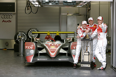 Tom Kristensen med alle sine otte Le Mans-pokaler samt sejrsbillede fra Le Mans 2008, hvor han vandt for ottende gang sammen med sine Audi-kolleger Dindo Capello og Allan McNish.